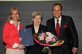 Bärbel Friedrich für ihre Verdienste um den Transfer von wissenschaftlichen Erkenntnissen in die Gesellschaft mit Arthur Burkhardt-Preis geehrt