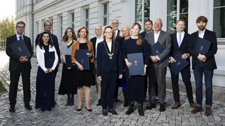 Neu gewählten Mitglieder der Klasse II - Lebenswissenschaften mit Urkunden