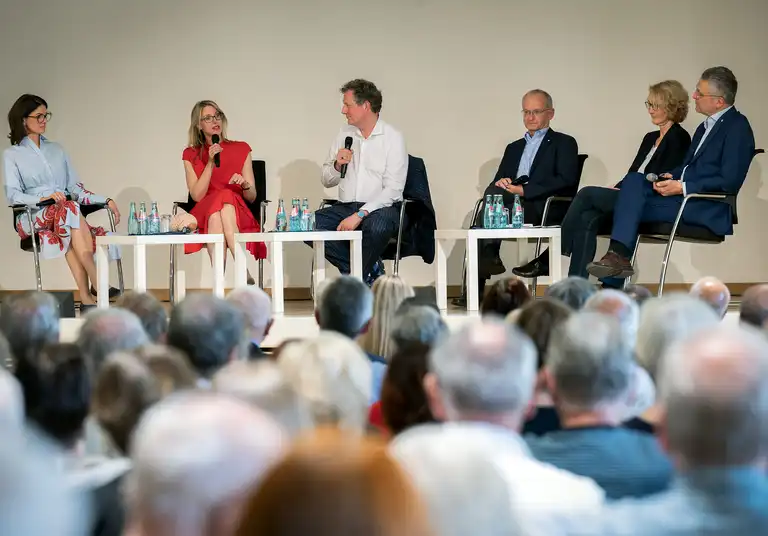 Unter der Leitfrage „Sind wir zu doof, unser eigenes Aussterben zu verhindern?“ wird der Arzt, Wissenschaftsjournalist und Gründer der Stiftung „Gesunde Erde-Gesunde Menschen“ Dr. Eckart von Hirschhausen in einer Podiumsrunde mit der Medizinethik