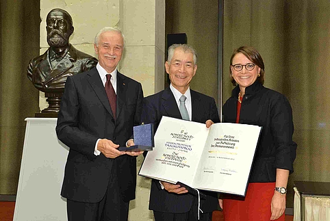 Robert-Koch-Preis 2012: Hubertus Erlen, Tasuku Honjo, Staatssekretärin Annette Widmann-Mauz (von links, Foto: David Ausserhofer)