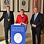 Kanzlerin Merkel trug sich in das Gästebuch der Leopoldina ein. Bild: Christof Rieken für die Leopoldina.