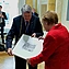Präsident Prof. Hacker überreicht Kanzlerin Merkel einen Stich des Leopoldina-Hauptgebäudes. Bild: Christof Rieken für die Leopoldina.
