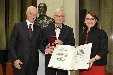 Robert-Koch-Preis 2012: Hubertus Erlen, Eckard Wimmer, Staatssekretärin Annette Widmann-Mauz (von links, Foto: David Ausserhofer)