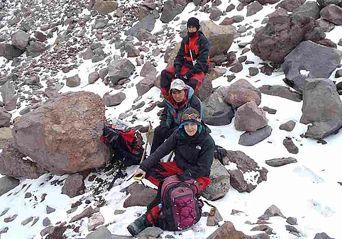 Naia Morueta-Holme mit Bergführern auf 5.200 Metern Höhe. Foto: Pablo Sandoval-Acuña